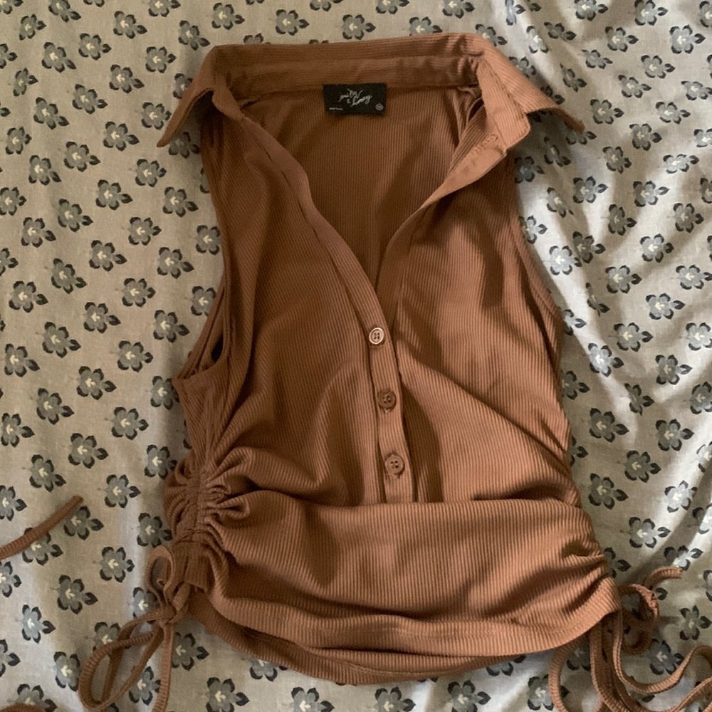 This is a xs cropped shirt